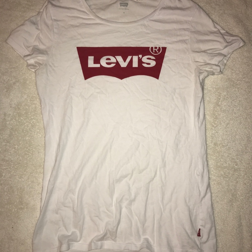 Short sleeve light weight tee with Levi’s graphic